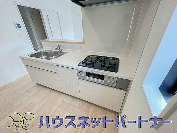 三口コンロで料理の幅を拡げてくれる使いやすいシステムキッチンを採用。洗い場も大きいので野菜や食器を洗ったりする際にも捗り、奥様の強い味方となってくれるはずです。