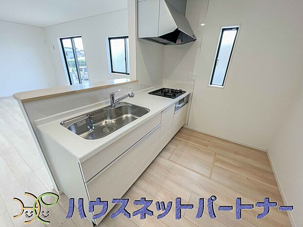 キッチン吊戸棚を無くす事によって、コミュニケーションを重視した設計に致しました。区画によって変わる一体感を、実際にご覧になって頂けましたらと思います。 