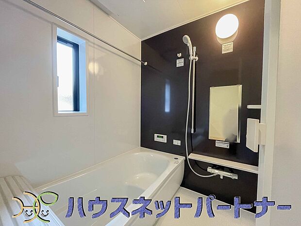 窓がある浴室は心地よいバスタイムを演出してくれます。たまには本を読みながら半身浴もいいですね。