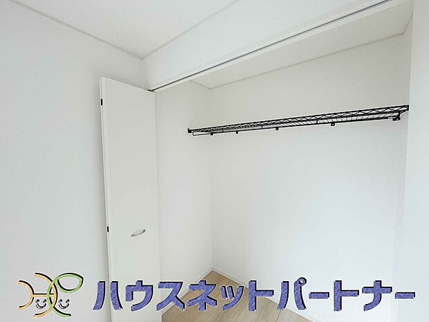 壁面クローゼットのメリットは、衣類が横一列に並ぶためひと目で洋服が選びやすいこと。衣類をたくさんお持ちの方も、限られたスペース内に無理なく収納することができます。