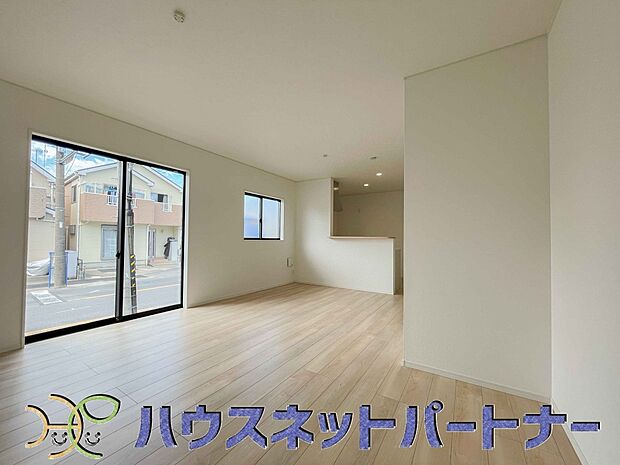 リビングは、食事スペースと寛げる場所設けてもまだ余裕の広さ。明るい光が照らしてくれます。