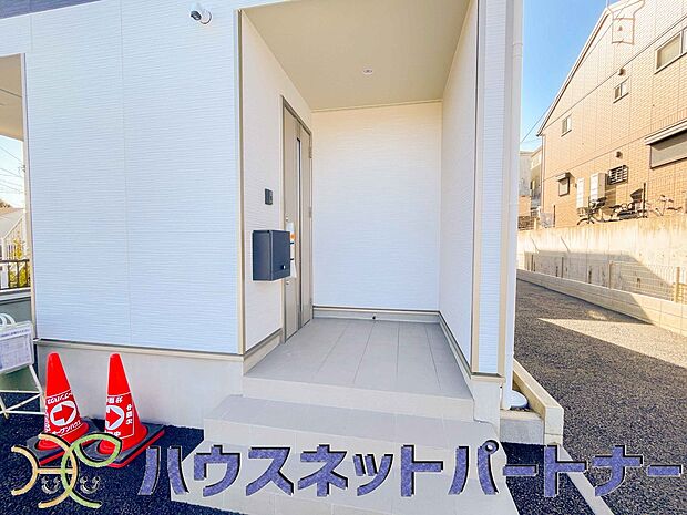 玄関前に季節のお花を置いて可愛く演出してみてはいかがですか。楽しいお家造りが待っています。