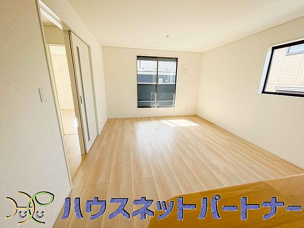 太陽の光が照らす明るいリビングは、開放感があり通風・採光に優れ、心地よい光と風が舞い込んできます。心休まるリビングは何よりも快適な時間を過ごせます。