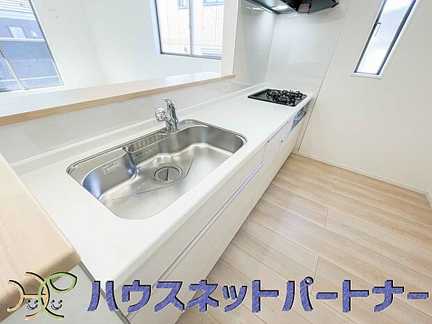 人工大理石のワークトップやシンクは、水を流しただけできれいになったように見えます。白いキッチンは明るく清潔感があり、とっても素敵です。