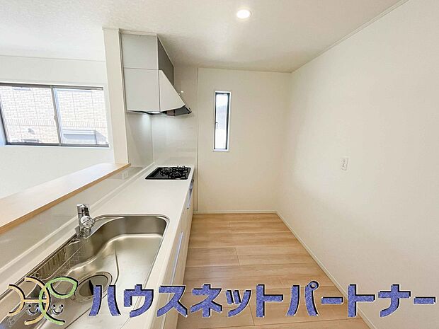 キッチン吊戸棚を無くす事によって、コミュニケーションを重視した設計に致しました。区画によって変わる一体感を、実際にご覧になって頂けましたらと思います。