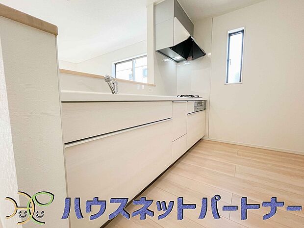 カウンターキッチンは広くて収納力もあるので、快適に料理をすることができます。食器や炊事用具を手の届くところに配置しやすいため調理もスピーディーです。