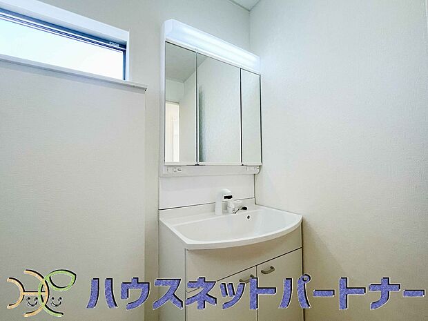 明るい清潔感のある洗面所は、鏡も大きくシンクが広々。朝の支度も楽にこなせます。