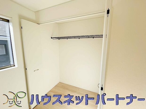 壁面クローゼットのメリットは、衣類が横一列に並ぶためひと目で洋服が選びやすいこと。衣類をたくさんお持ちの方も、限られたスペース内に無理なく収納することができます。