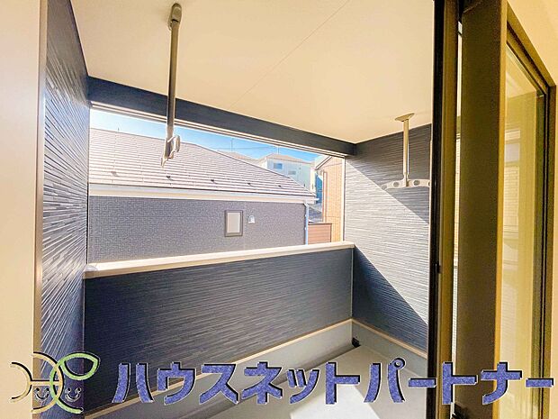 インナーバルコニーの一番のメリットは、雨が降っても使えるという事です。通常、インナーバルコニーは、上の屋根が掛かっていますので雨に濡れることがほとんどありません。