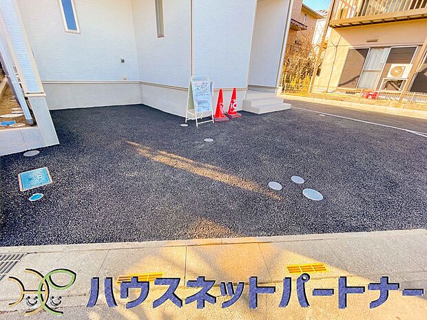 玄関横に駐車場なのでお買い物をした後は楽にお家へ。沢山お買物した時は助かりますね。