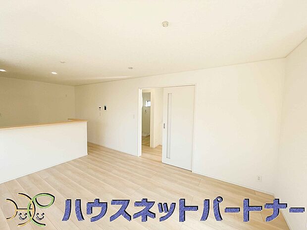 リビングは、食事スペースと寛げる場所設けてもまだ余裕の広さ。明るい光が照らしてくれます。