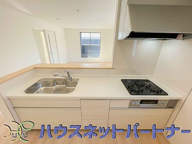 三口コンロで料理の幅を拡げてくれる使いやすいシステムキッチンを採用。洗い場も大きいので野菜や食器を洗ったりする際にも捗り、奥様の強い味方となってくれるはずです。