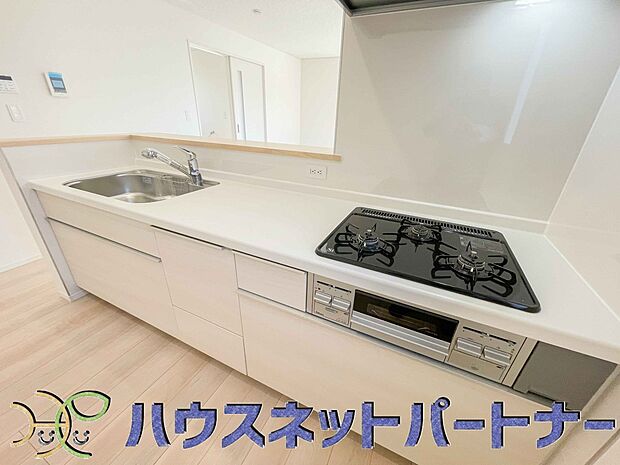 人工大理石のワークトップやシンクは、水を流しただけできれいになったように見えます。白いキッチンは明るく清潔感があり、とっても素敵です。