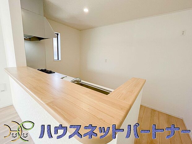 カウンターキッチンなら、リビングで遊ぶ子供の様子を見ながら料理ができるので安心です。料理を運んでもらったり、子供にお手伝いしてもらいやすいのもいいですね♪