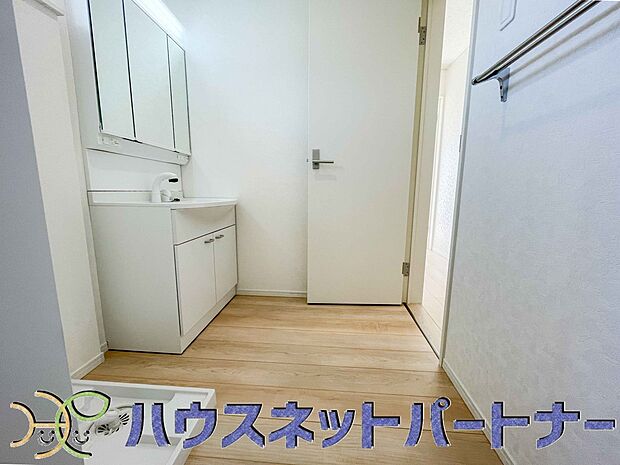 毎日使う洗濯機。しっかりと奥行きのある置き場が確保されています。