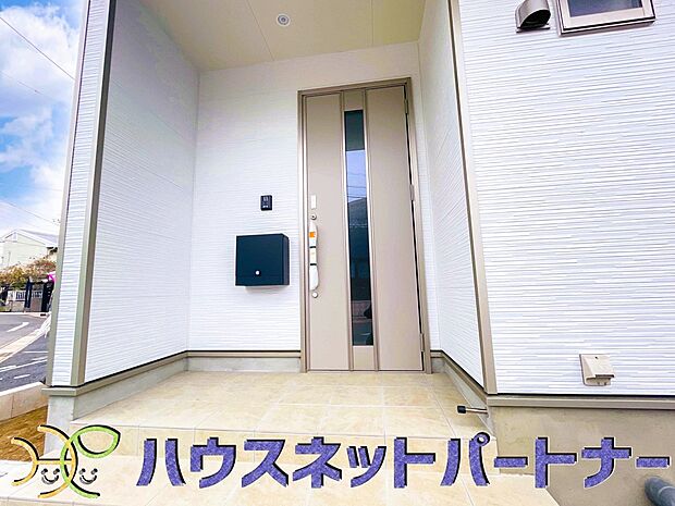 玄関の扉を開けるとそこは家族の待つお家。笑い声が聞こえてきそう。