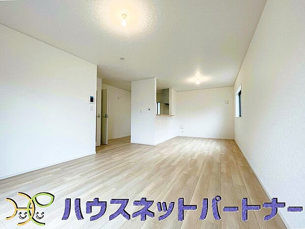 整然とした空間演出、快適な理想の暮らしの実現は家のみの拘りではなく、そこで暮らす方々にとって素敵な環境であることも挙げられると思います。四季折々の変化が奏でる鼓動を楽しんで下さい。