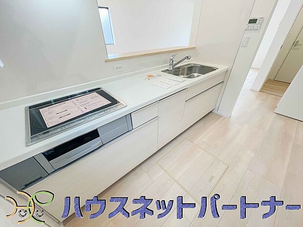 カウンターキッチンは広くて収納力もあるので、快適に料理をすることができます。食器や炊事用具を手の届くところに配置しやすいため調理もスピーディーです。