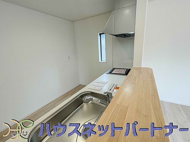 キッチン吊戸棚を無くす事によって、コミュニケーションを重視した設計に致しました。区画によって変わる一体感を、実際にご覧になって頂けましたらと思います。