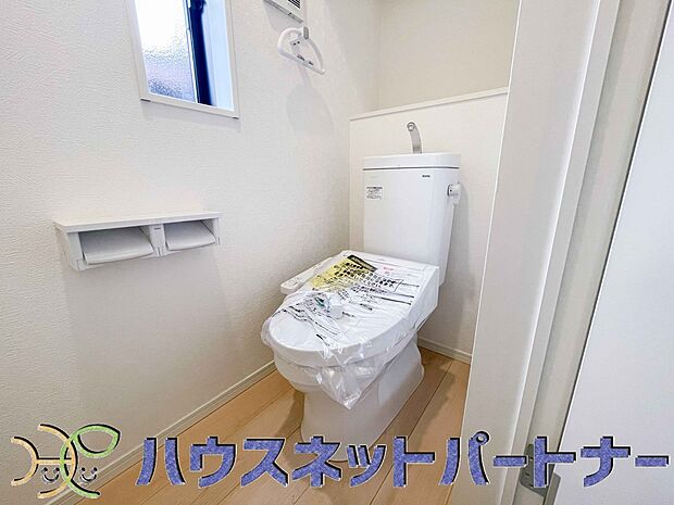 小窓を設置する事により明るく、通気性の良いトイレとなっております。中はゆとりのある大きさを確保しておりますので、ゆったりとお使い頂けます。