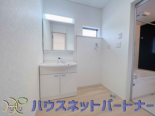 洗面室のある脱衣所は広々。脱いだお洋服をそのままお洗濯。