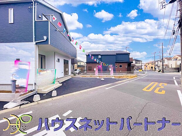 前面道路でお車を駐車するのも楽々。