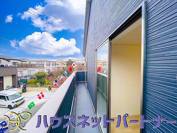 陽当りが良いと、洗濯物が乾きやすいですし、湿気やカビの心配も減るので快適です。寒い冬の日でも、日差しが届くと家の中が暖かくなりますね。