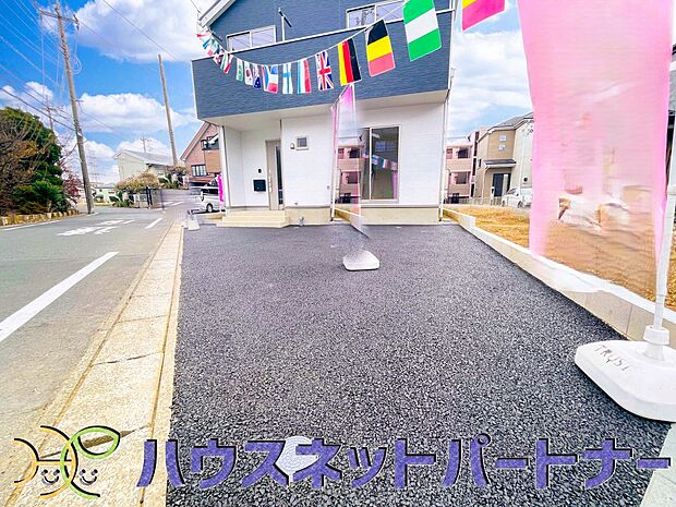 戸建ての購入を検討することになったきっかけに「駐車場を持てること」を挙げる方が多くいらっしゃいます。駐車場代金を支払続ける必要がないことは、駐車場付き戸建を持つ最大のメリットです。