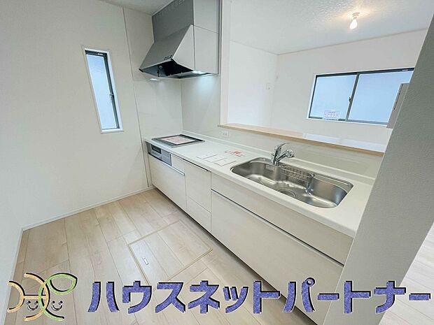 明るく開放的なオープンキッチン。家族とのコミュニケーションが取りやすく、みんなの笑顔が溢れます。
