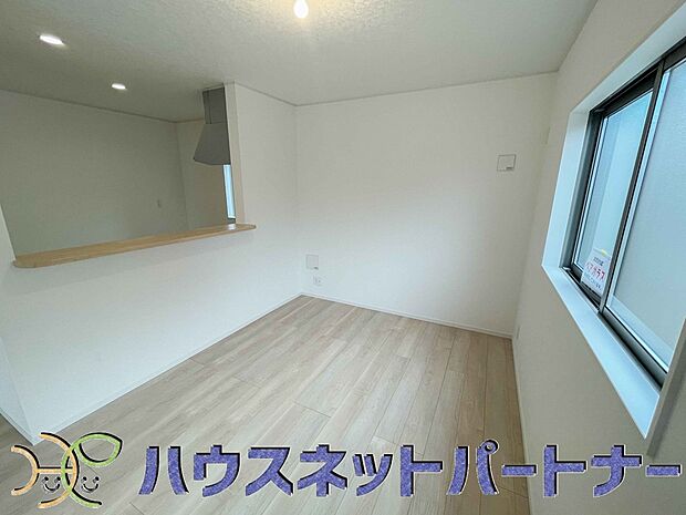 カウンターキッチンなら、リビングで遊ぶ子供の様子を見ながら料理ができるので安心です。料理を運んでもらったり、子供にお手伝いしてもらいやすいのもいいですね♪