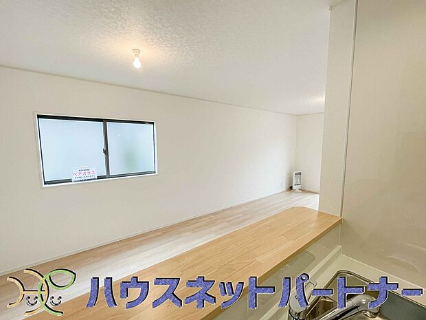 リビングにいるお子様と会話をしながら家事ができるカウンターキッチン。いま手があいているか、忙しそうなのか相手の様子を伺いながらコミュニケーションをとる訓練にもなります。