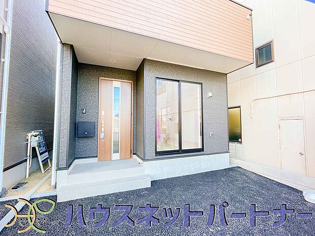 玄関の扉を開けると家族の待つお家。幸せを感じる瞬間です。