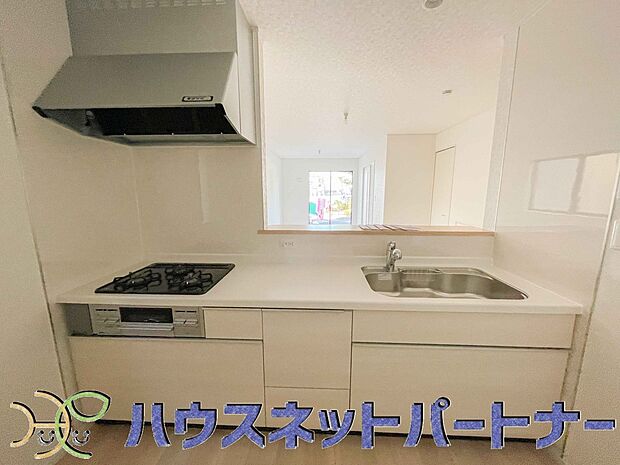 キッチン吊戸棚を無くす事によって、コミュニケーションを重視した設計に致しました。区画によって変わる一体感を、実際にご覧になって頂けましたらと思います。