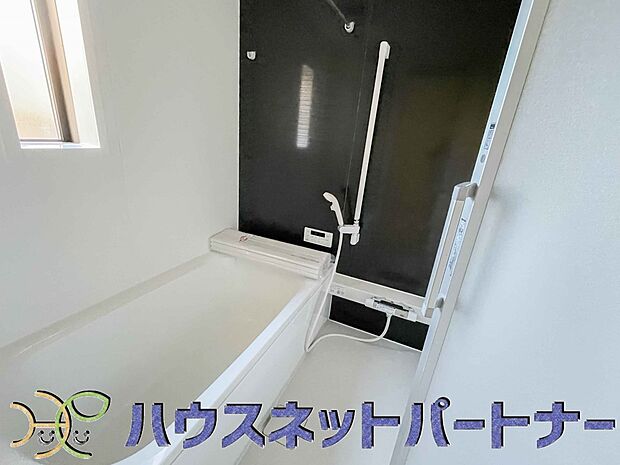 エコベンチ浴槽。全身浴と半身浴ができる高い機能性と、満水容量を削減して水道・光熱費を節約しました。デザインとエコ性能を両立させた、これからのスタンダード浴槽です。