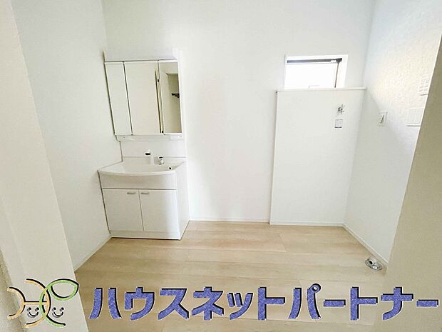 明るい清潔感のある洗面所は、鏡も大きくシンクが広々。朝の支度も楽にこなせます。