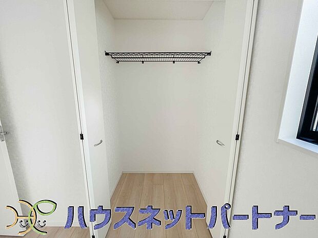 多くの人がお困りの住まいの収納。壁面クローゼットがあればタンスを置く必要がなく、出っ張りのないスッキリ空間を維持できます。限られたスペースを有効に活用できそう。