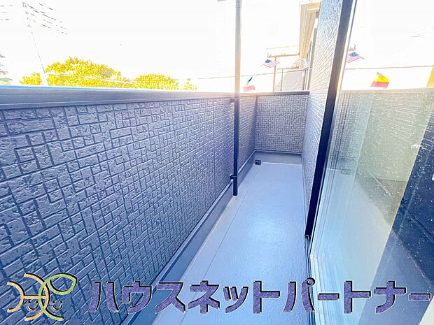 青い空が近くに感じるバルコニーは、爽やかな風をお部屋へ運んでくれます。