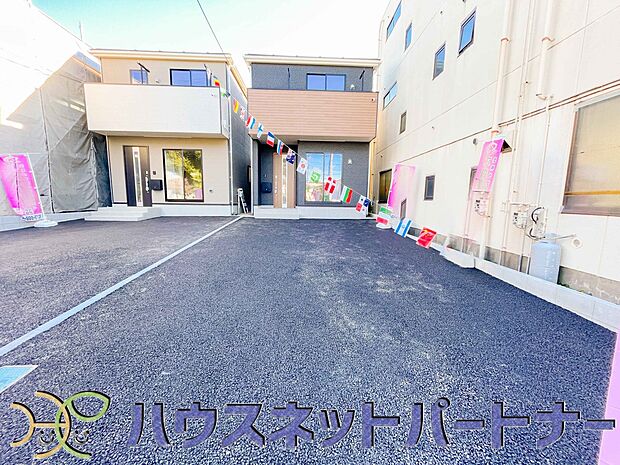 敷地内に駐車スペースが2台分確保されています。通勤、お出かけ、ショッピングなど、家族で出かける際の足となる車。状況に応じて使い分けたい、そんな方におすすめです。