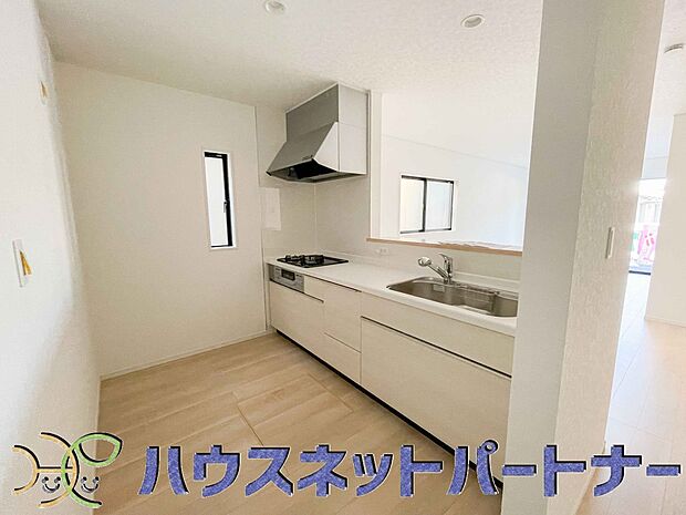 明るい自然光が入る作業スペースを多くとったキッチン採用。夫婦揃ってキッチンに立っても調理がしやすく、家事をしながら会話も弾みます。食器類もすっきりと片付く収納力。