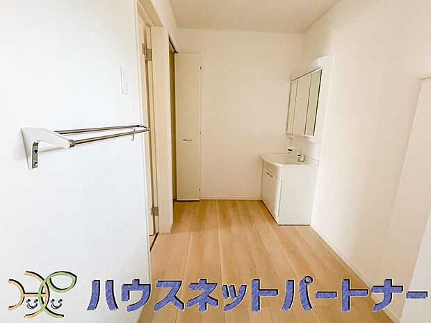 洗面室のある脱衣所は広々。脱いだお洋服をそのままお洗濯。