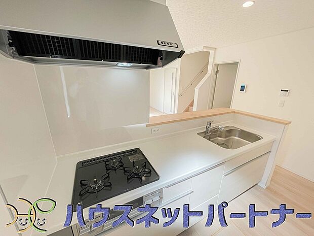 三口コンロで料理の幅を拡げてくれる使いやすいシステムキッチンを採用。洗い場も大きいので野菜や食器を洗ったりする際にも捗り、奥様の強い味方となってくれるはずです。