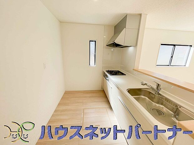 カウンターキッチンは広くて収納力もあるので、快適に料理をすることができます。食器や炊事用具を手の届くところに配置しやすいため調理もスピーディーです。