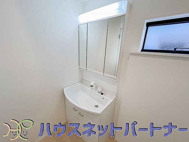 大きく見やすい三面鏡で清潔感ある洗面台は、身だしなみチェックや肌のお手入れに最適です。何かと物が増える場所だからこそ、スッキリと見映えの良い空間に拵えました。