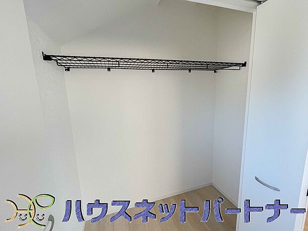 壁面クローゼットのメリットは、衣類が横一列に並ぶためひと目で洋服が選びやすいこと。衣類をたくさんお持ちの方も、限られたスペース内に無理なく収納することができます。