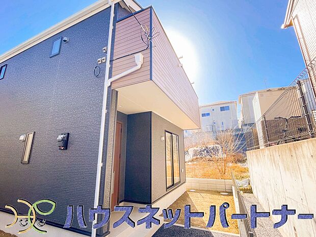 堂々たる趣ながら、主張し過ぎずどこか余裕を感じさせるシャープなフォルムで佇む邸宅は、晴天の空と照らし合わせる事で、本来あるべき完成形の姿を見せてくれます。