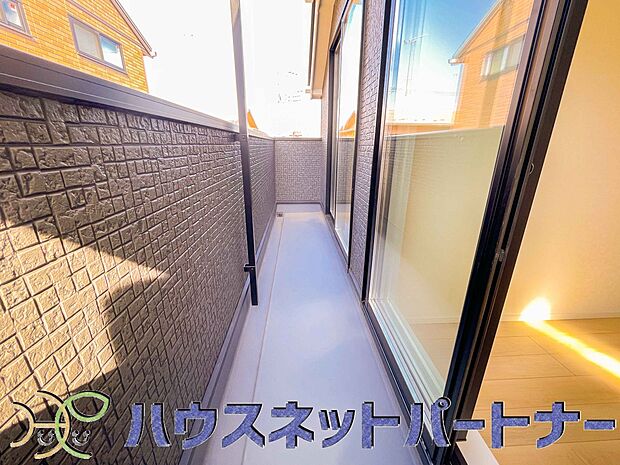 青い空が近くに感じるバルコニーは、爽やかな風をお部屋へ運んでくれます。