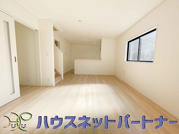 リビングは、食事スペースと寛げる場所設けてもまだ余裕の広さ。明るい光が照らしてくれます。