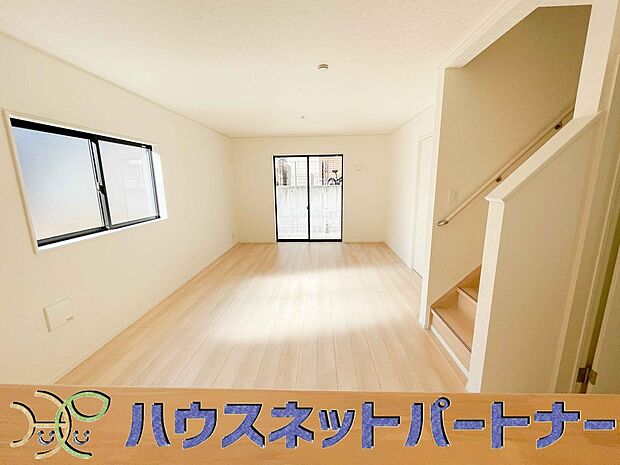 リビングは、食事スペースと寛げる場所設けてもまだ余裕の広さ。明るい光が照らしてくれます。