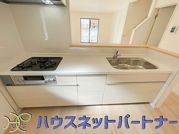 三口コンロで料理の幅を拡げてくれる使いやすいシステムキッチンを採用。洗い場も大きいので野菜や食器を洗ったりする際にも捗り、奥様の強い味方となってくれるはずです。