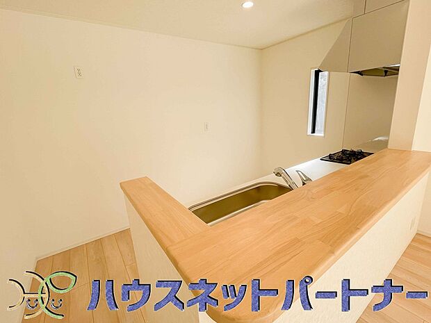 カウンターキッチンなら、リビングで遊ぶ子供の様子を見ながら料理ができるので安心です。料理を運んでもらったり、子供にお手伝いしてもらいやすいのもいいですね♪